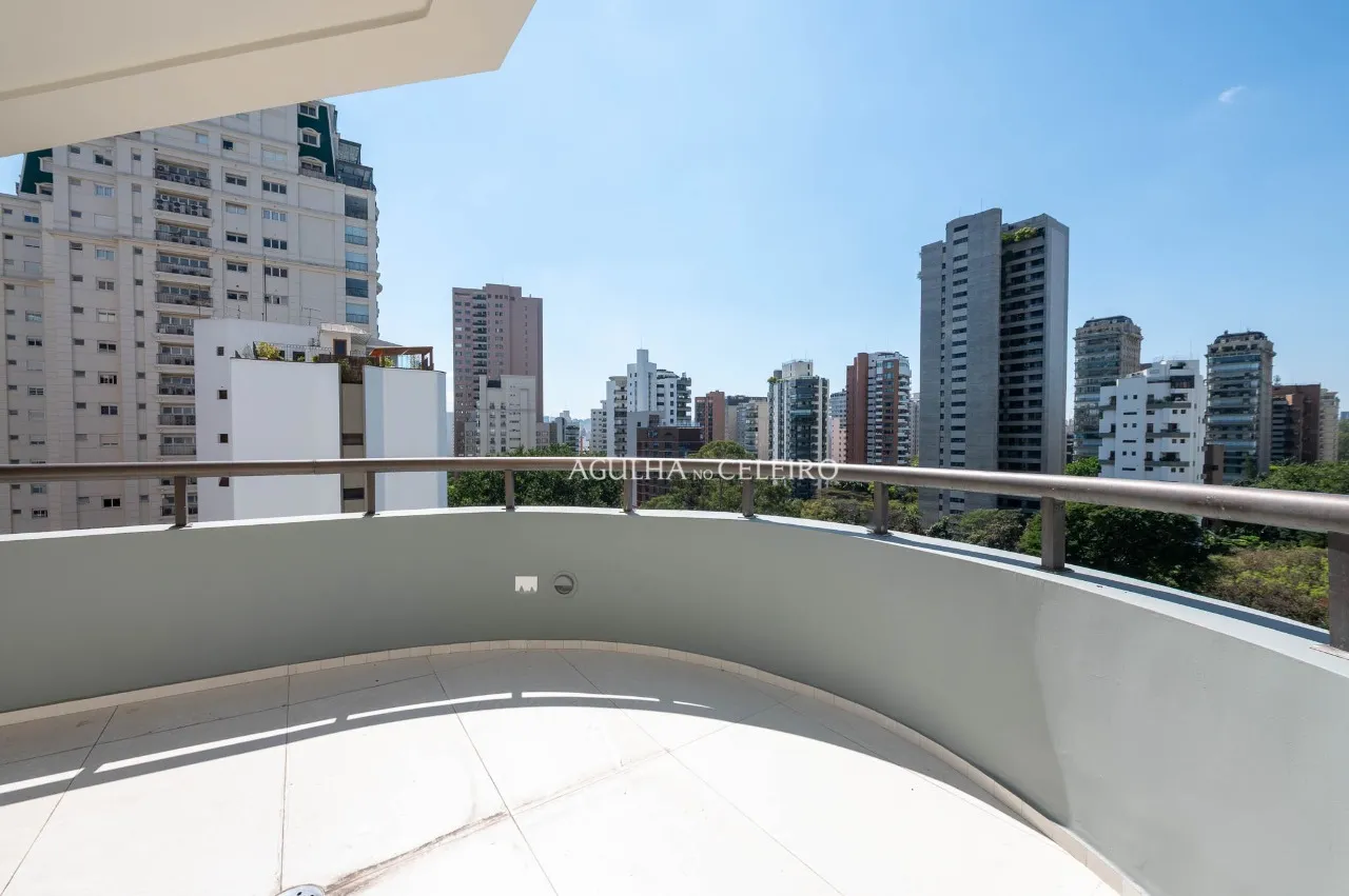 Elegância, amplitude e luminosidade em uma localização privilegiada. – 22704