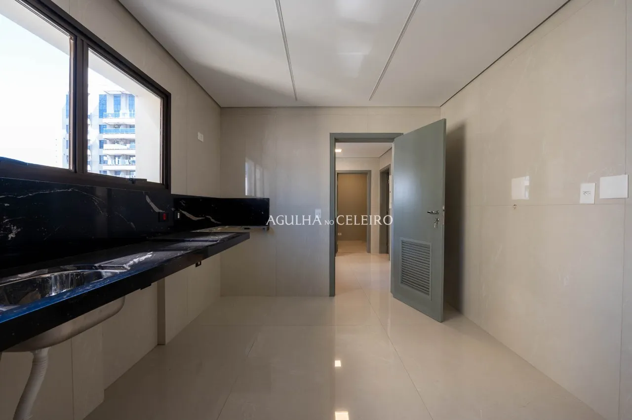 Elegância, amplitude e luminosidade em uma localização privilegiada. – 22704