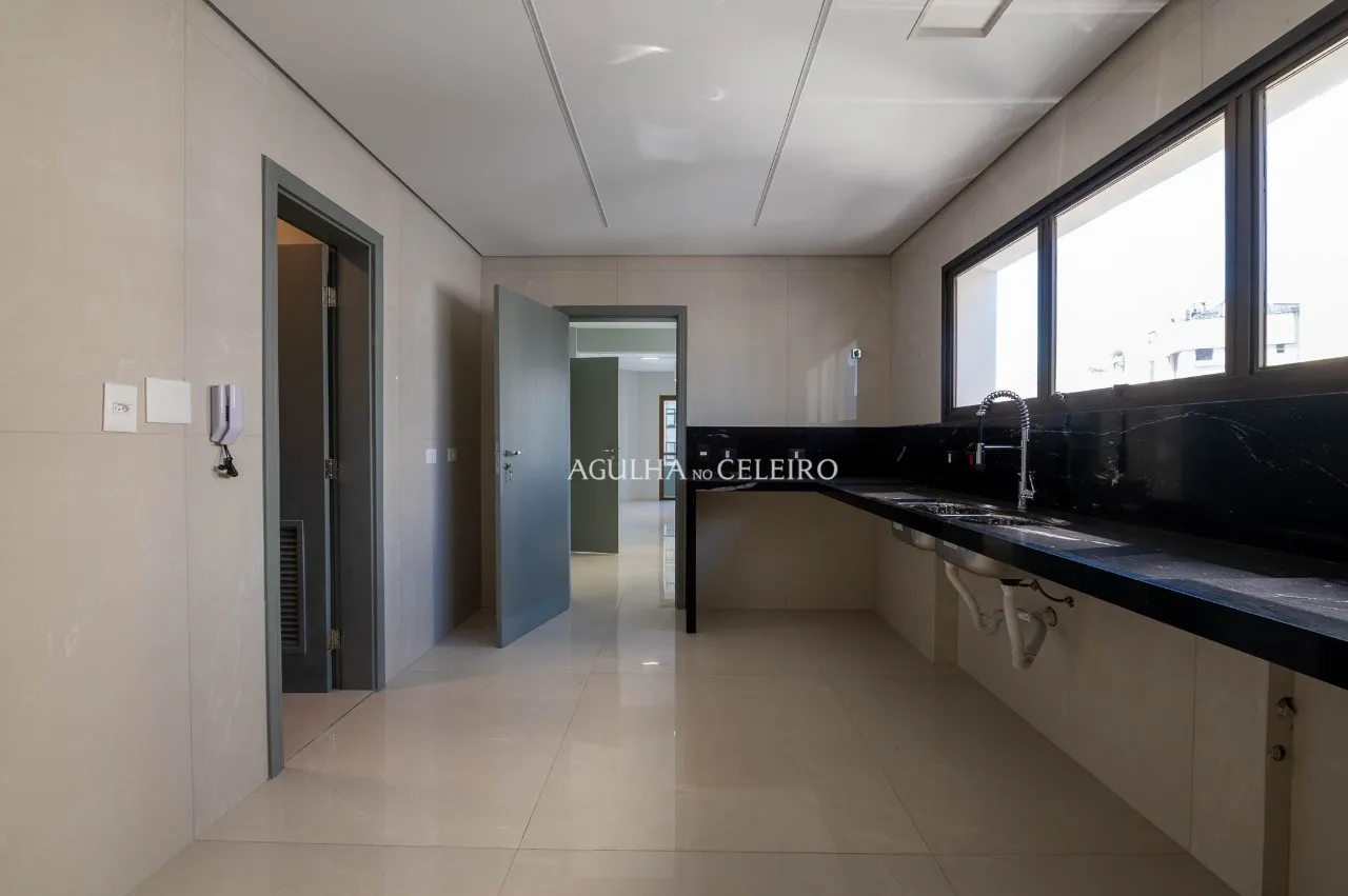 Elegância, amplitude e luminosidade em uma localização privilegiada. – 22704
