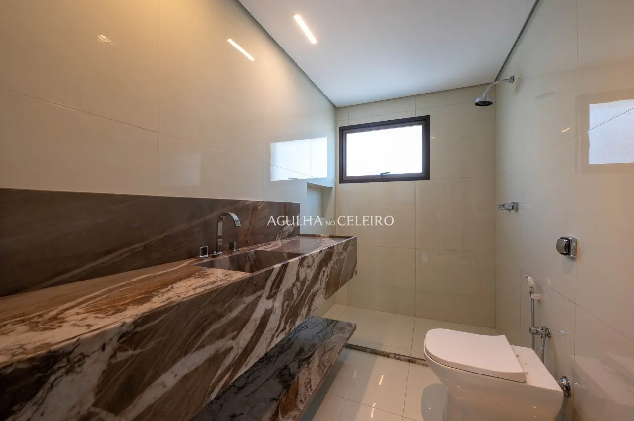 Elegância, amplitude e luminosidade em uma localização privilegiada. – 22704