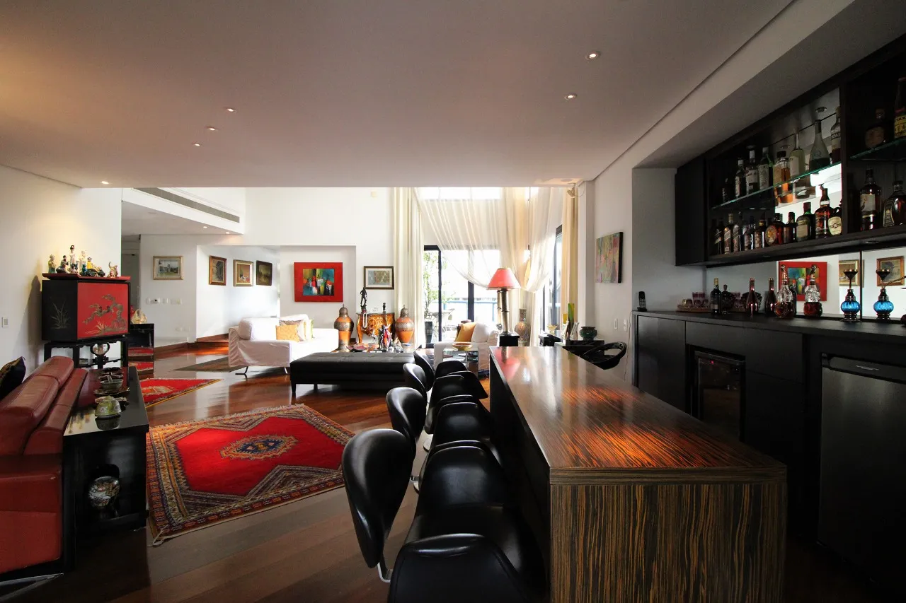 Duplex com pé-direito duplo no Jardim América. – 9050