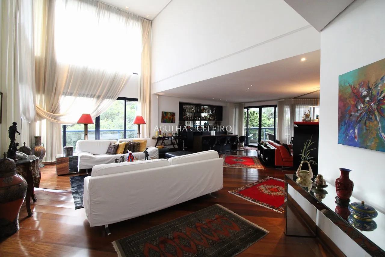Duplex com pé-direito duplo no Jardim América. – 9050