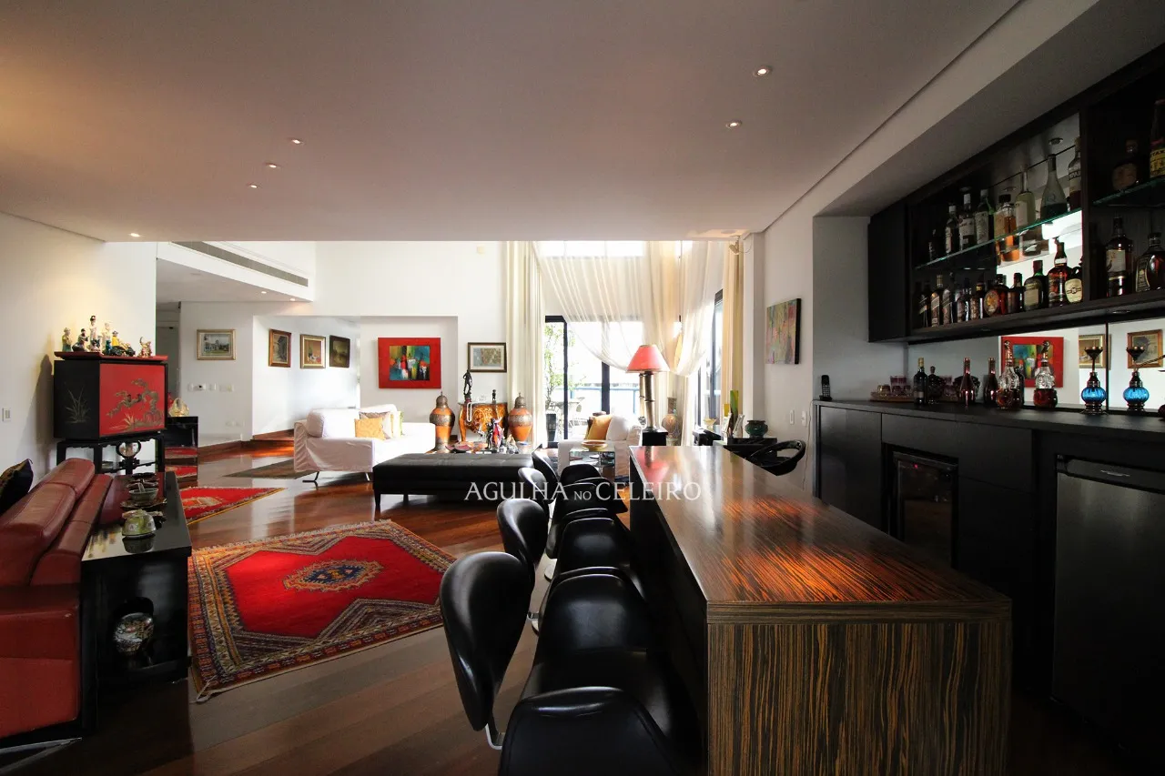 Duplex com pé-direito duplo no Jardim América. – 9050