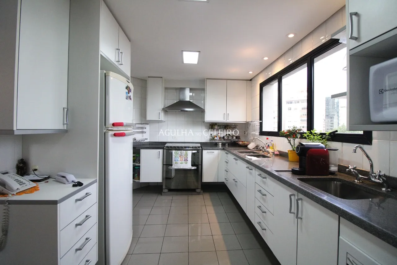 Duplex com pé-direito duplo no Jardim América. – 9050