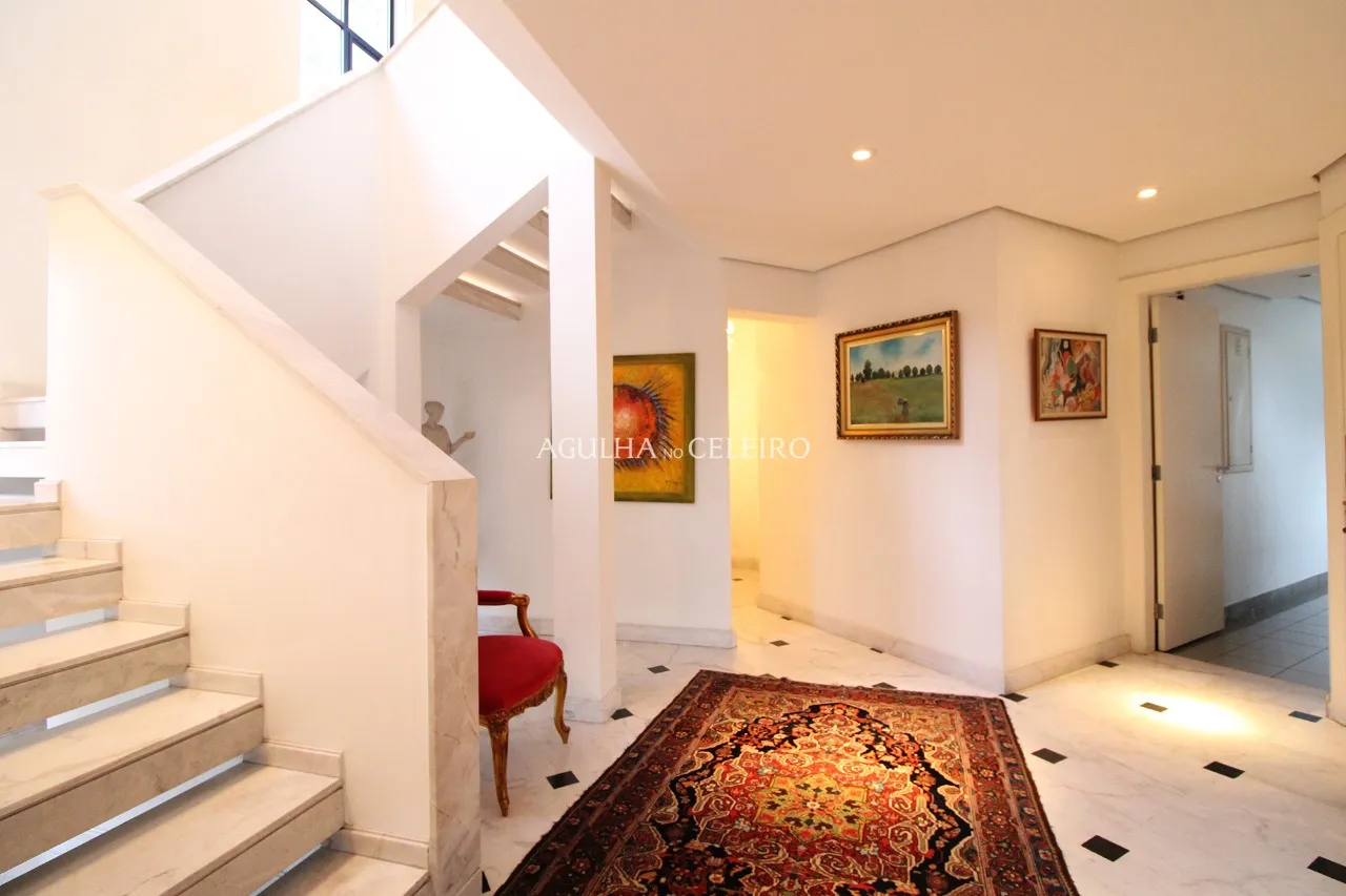 Duplex com pé-direito duplo no Jardim América. – 9050