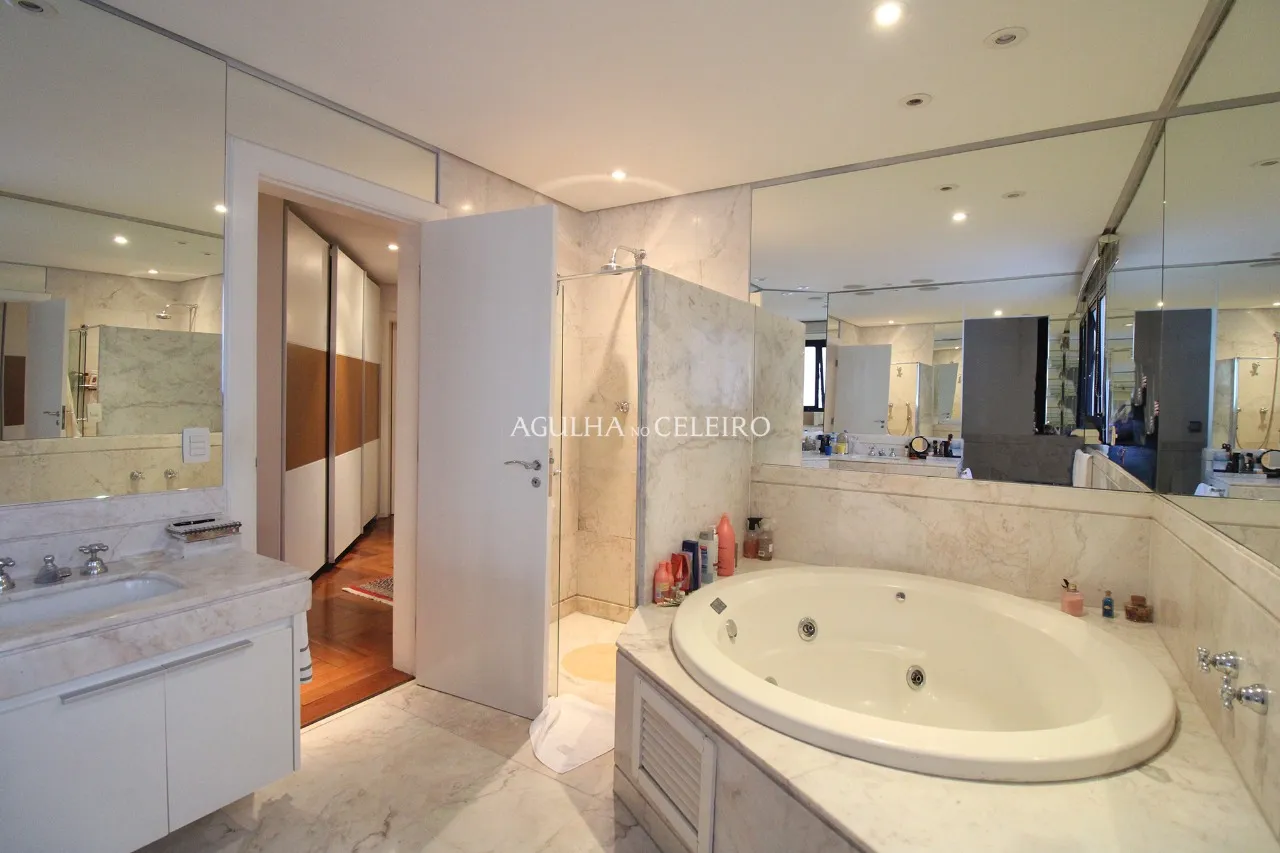 Duplex com pé-direito duplo no Jardim América. – 9050
