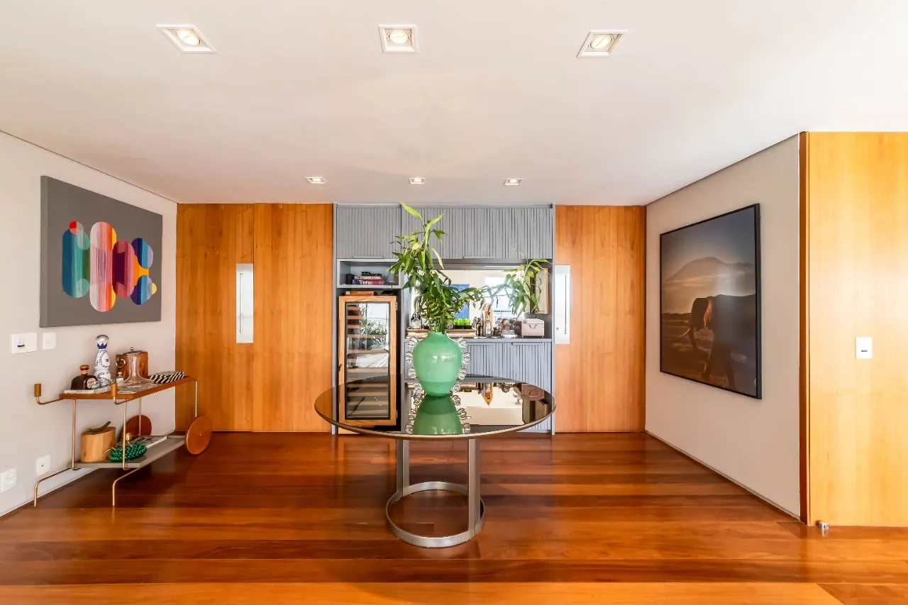 Apartamento com reforma moderna, varanda gourmet e suíte master incrível, em Moema. – AP0597
