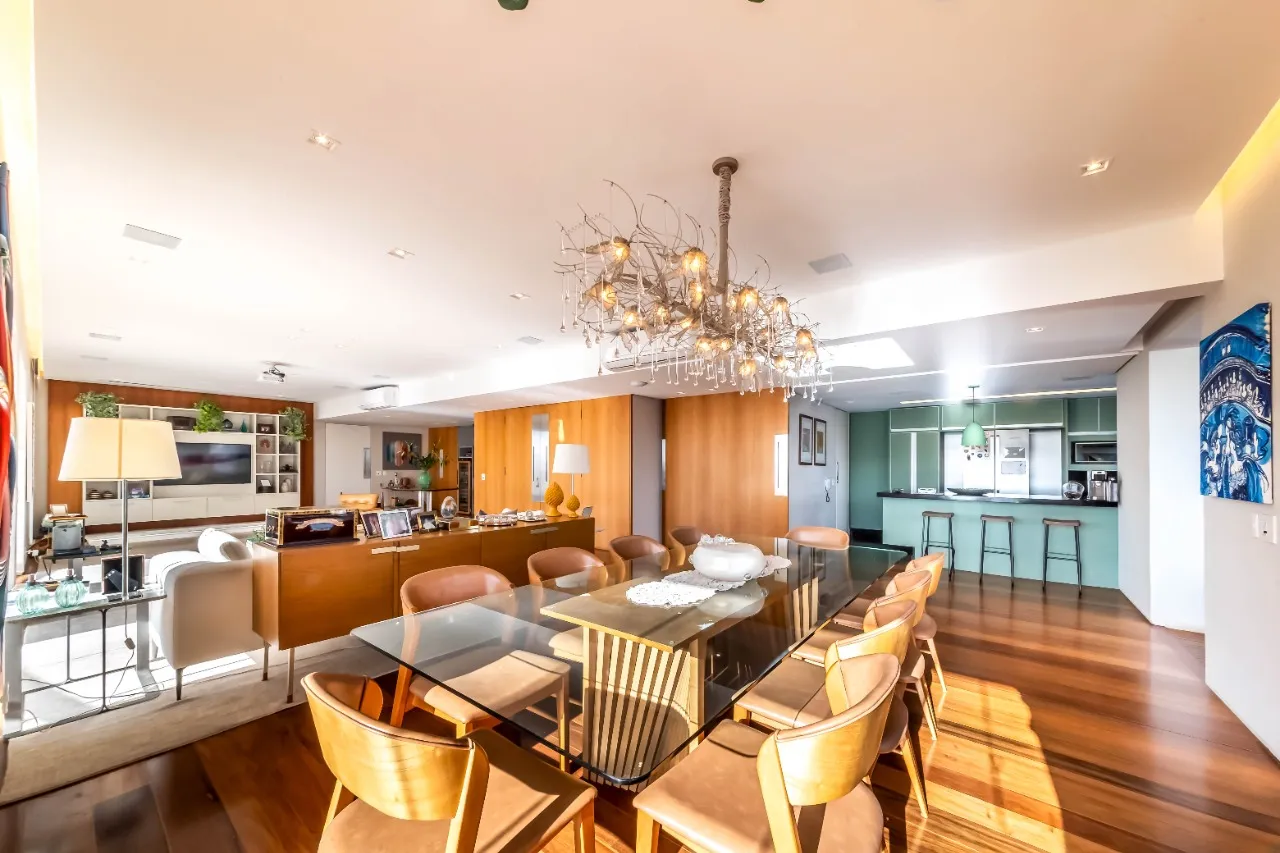 Apartamento com reforma moderna, varanda gourmet e suíte master incrível, em Moema. – AP0597
