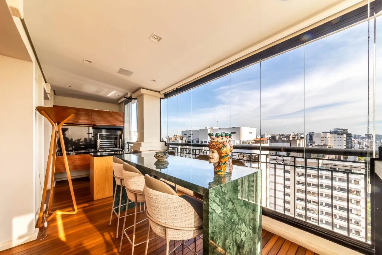 Apartamento com reforma moderna, varanda gourmet e suíte master incrível, em Moema. – AP0597