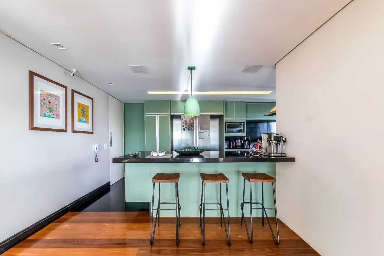 Apartamento com reforma moderna, varanda gourmet e suíte master incrível, em Moema. – AP0597