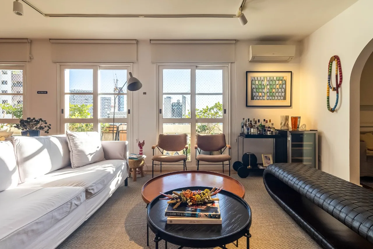 Apartamento reformado, com vista aberta e uma planta que continua fazendo sentido no Itaim Bibi. – AP4609