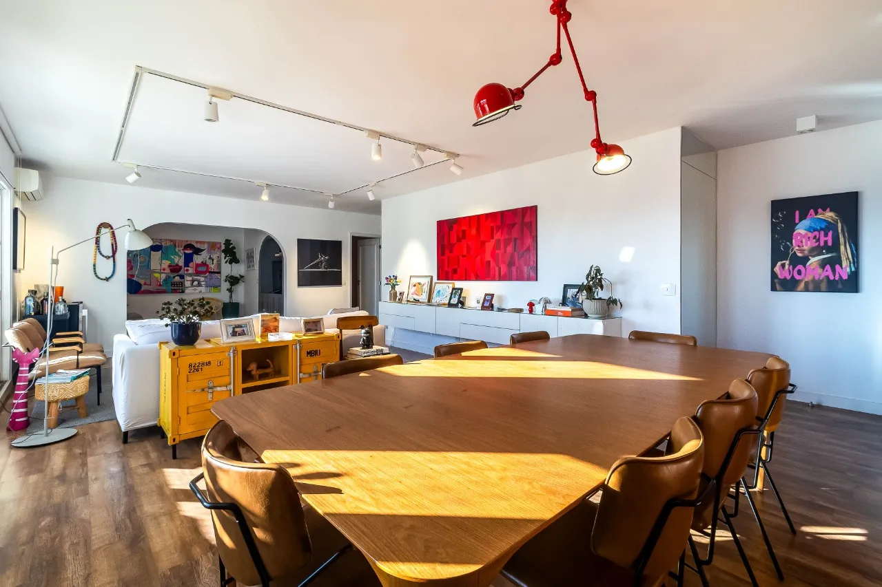 Apartamento reformado, com vista aberta e uma planta que continua fazendo sentido no Itaim Bibi. – AP4609