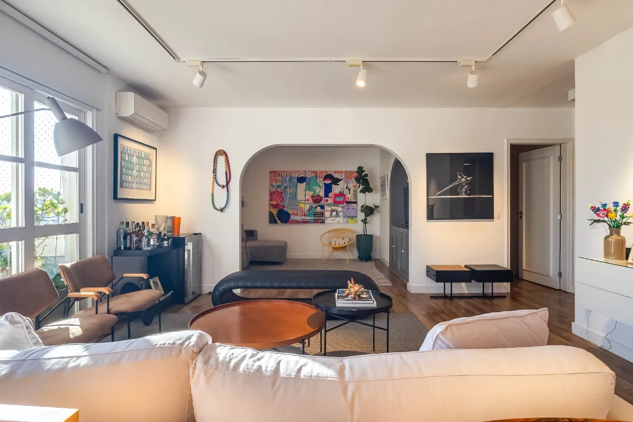 Apartamento reformado, com vista aberta e uma planta que continua fazendo sentido no Itaim Bibi. – AP4609