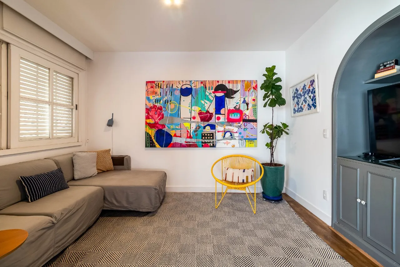 Apartamento reformado, com vista aberta e uma planta que continua fazendo sentido no Itaim Bibi. – AP4609