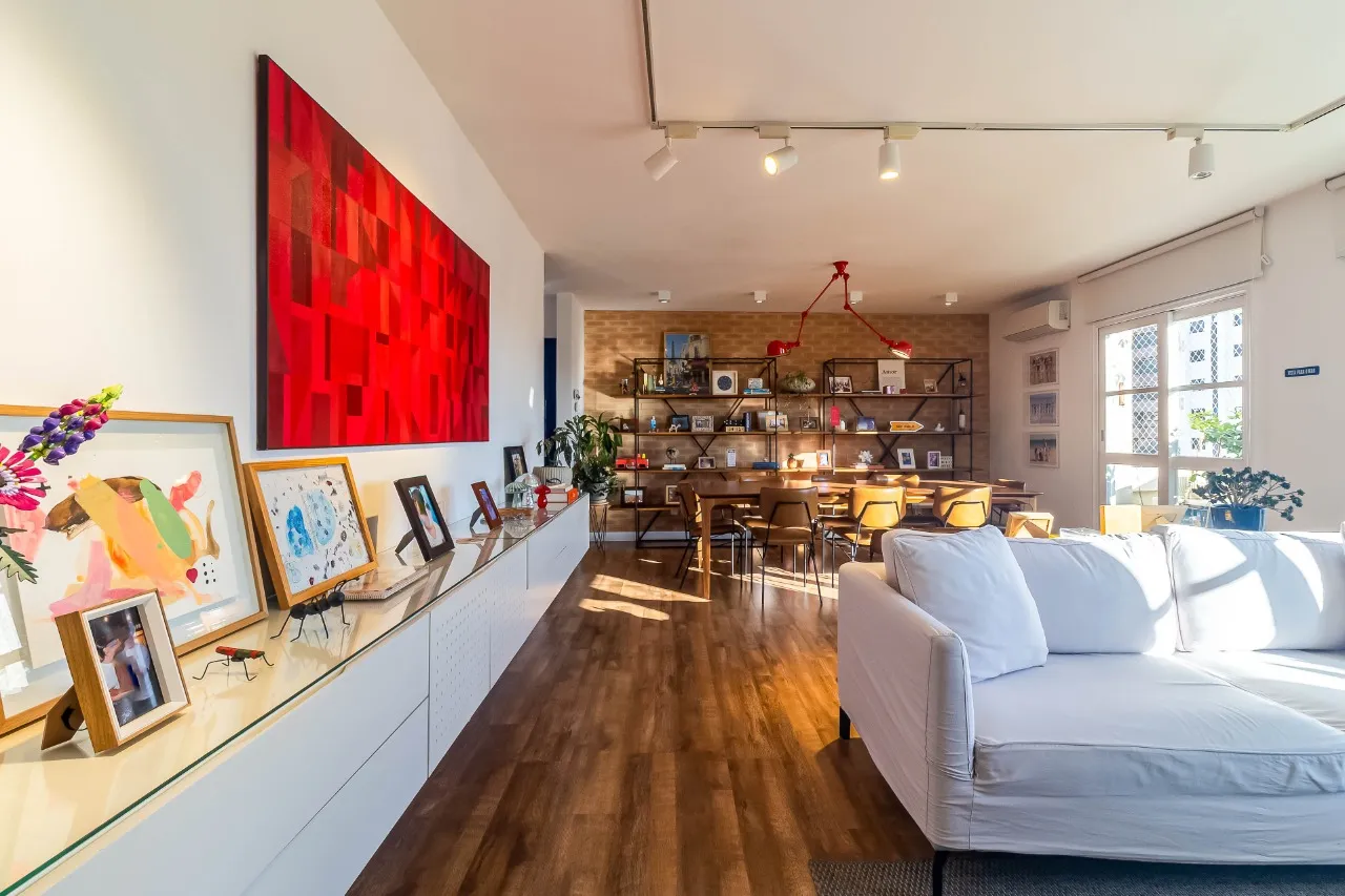 Apartamento reformado, com vista aberta e uma planta que continua fazendo sentido no Itaim Bibi. – AP4609