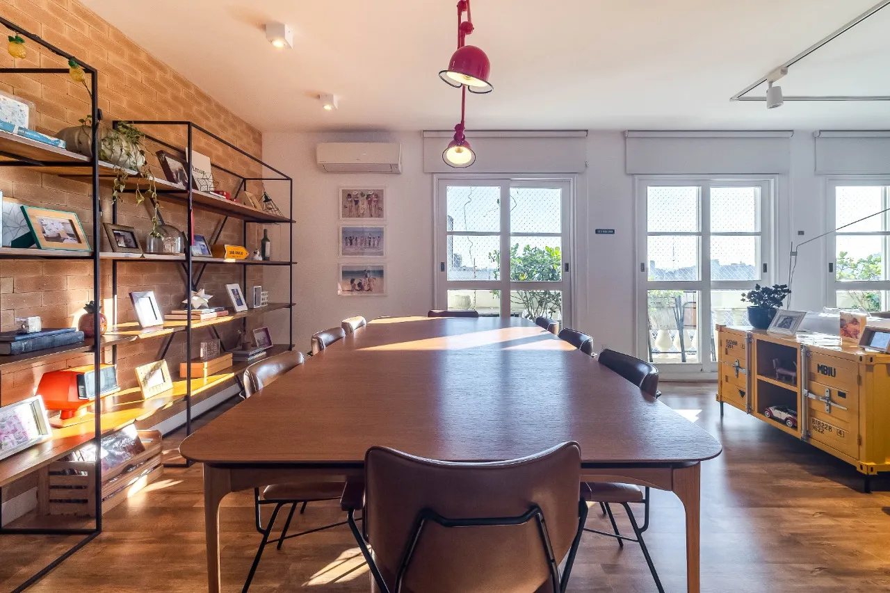 Apartamento reformado, com vista aberta e uma planta que continua fazendo sentido no Itaim Bibi. – AP4609