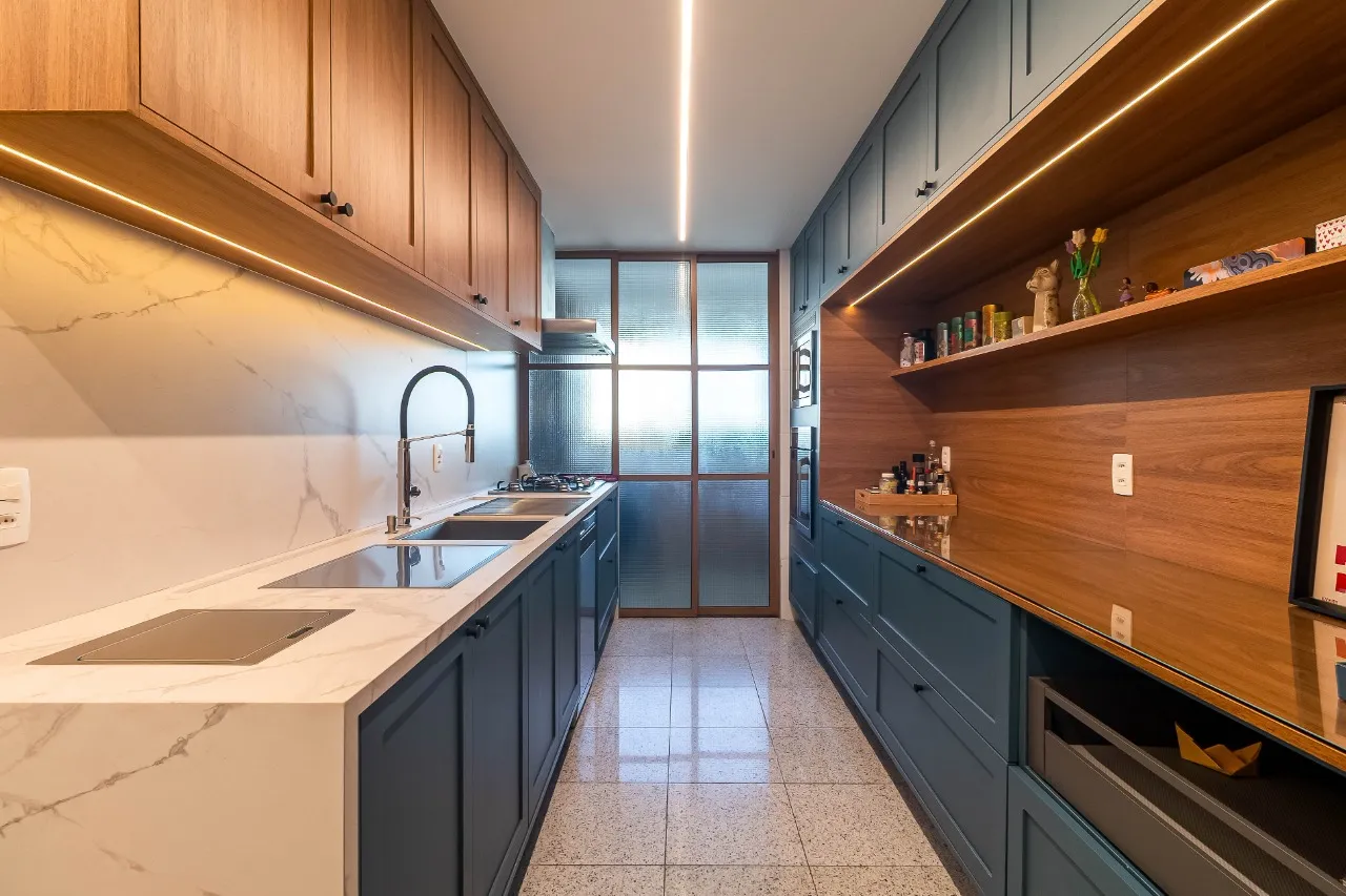 Apartamento reformado, com vista aberta e uma planta que continua fazendo sentido no Itaim Bibi. – AP4609