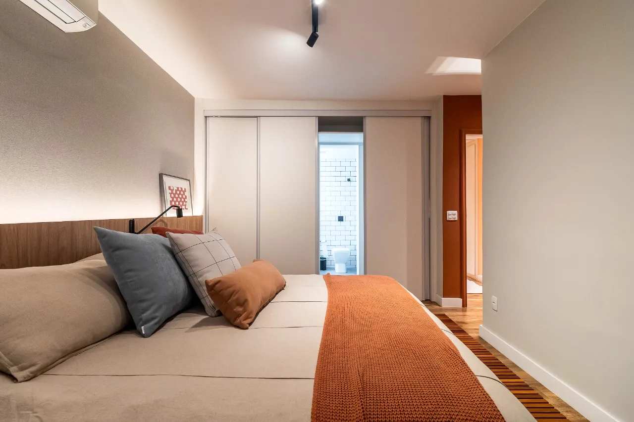 Apartamento reformado, com vista aberta e uma planta que continua fazendo sentido no Itaim Bibi. – AP4609