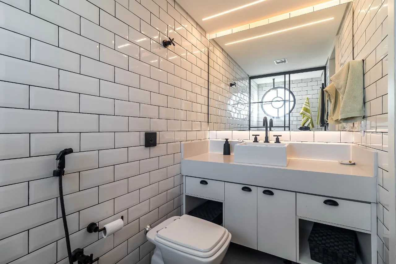 Apartamento reformado, com vista aberta e uma planta que continua fazendo sentido no Itaim Bibi. – AP4609