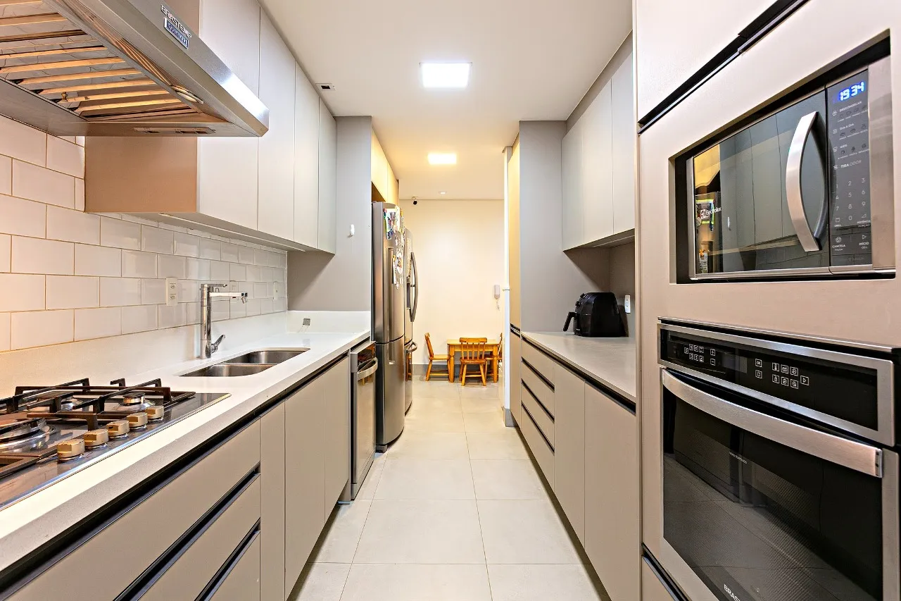 Cozinha gourmet integrada e suítes com sacadas privativas na região central do Jardim América – AP5962
