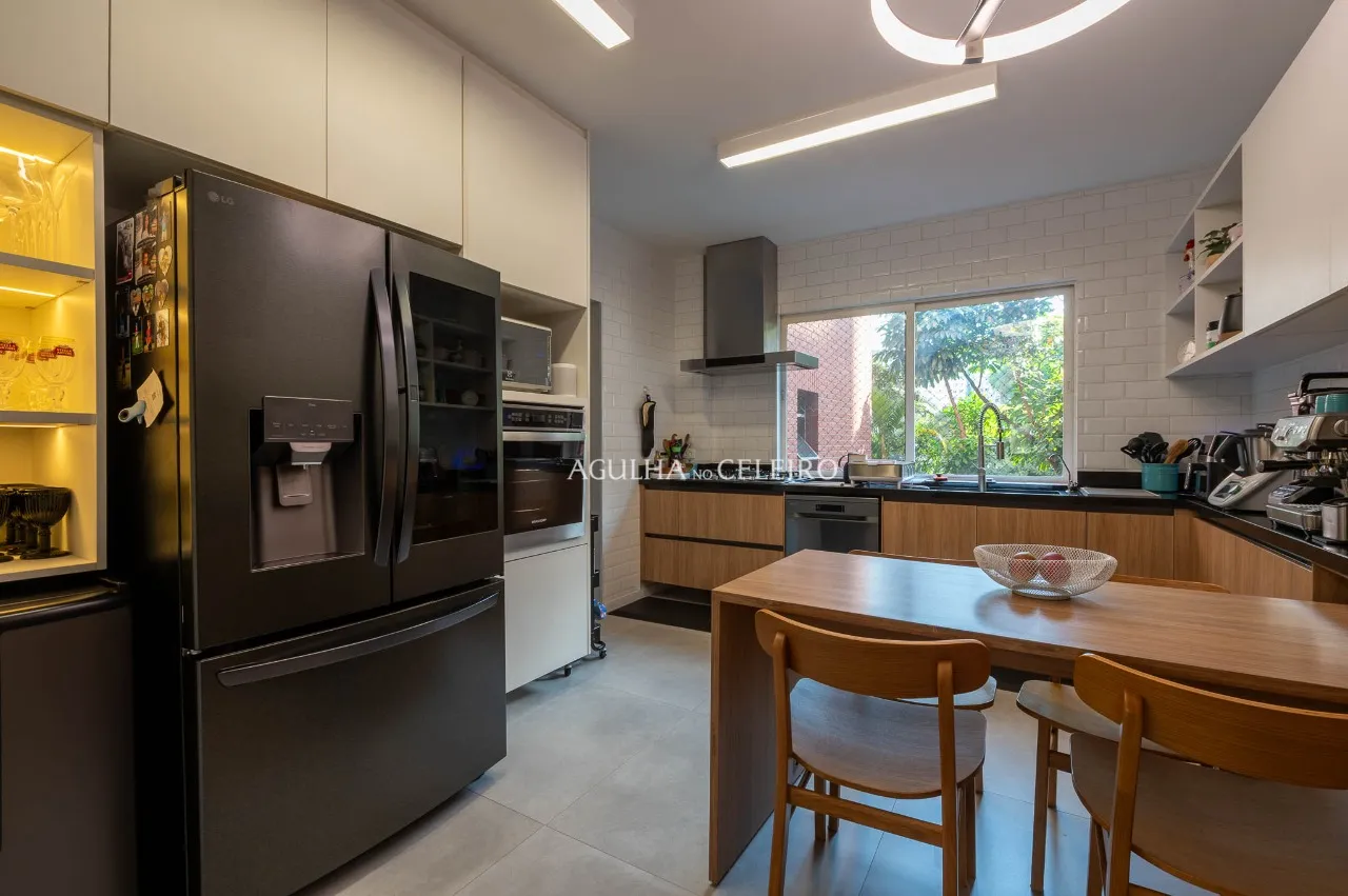 Apartamento reformado em localização incrível à venda no Itaim Bibi. – AP7594