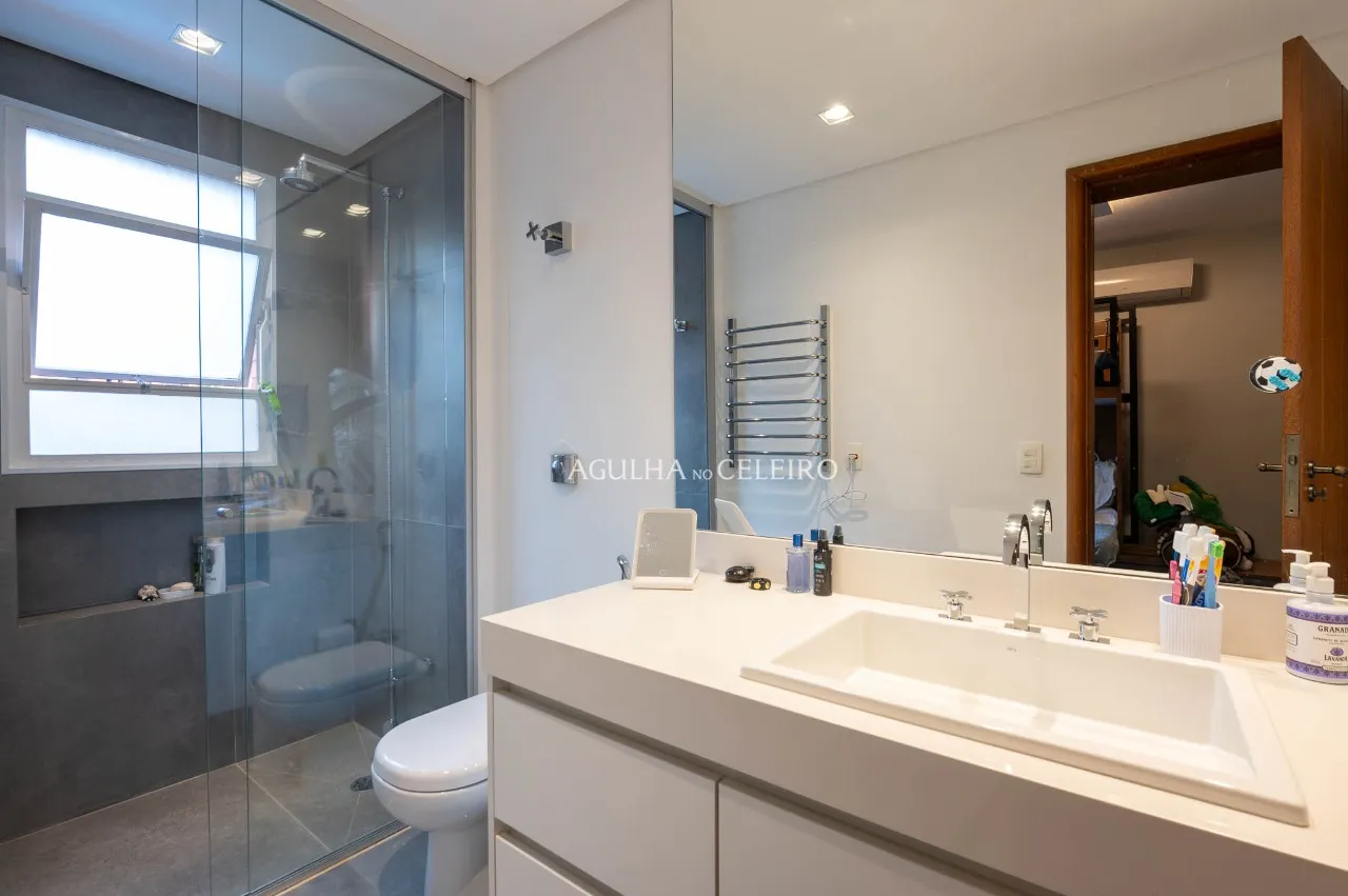 Apartamento reformado em localização incrível à venda no Itaim Bibi. – AP7594