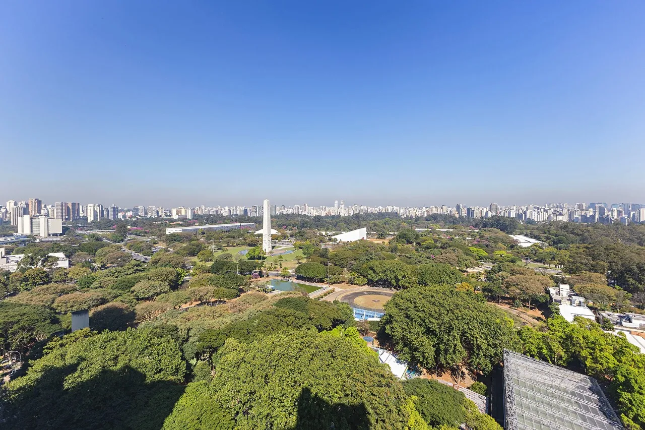 Vista para o Parque Ibirapuera no living integrado à varanda – AP7783