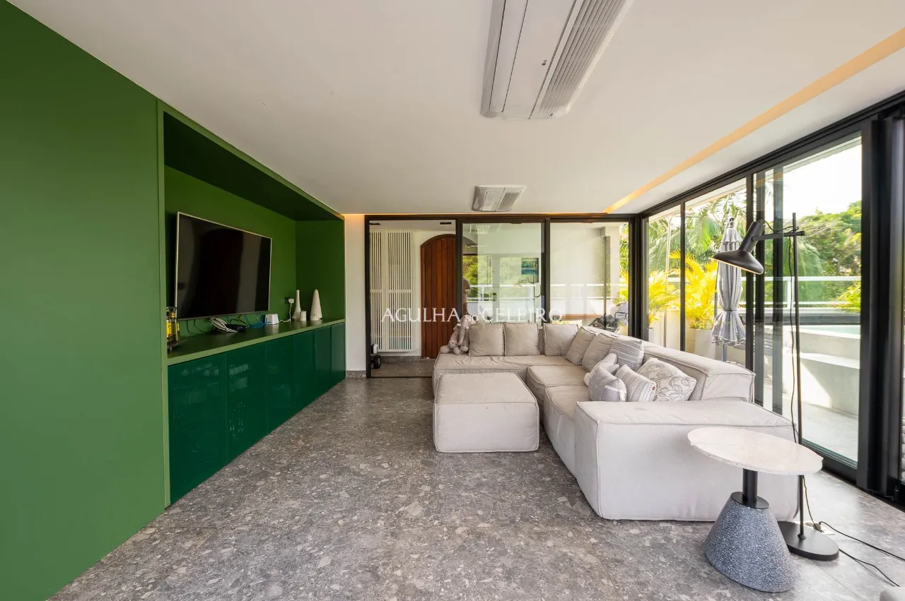 Cobertura em condomínio com personalidade de uma casa à venda no Alto de Pinheiros. – CO0506