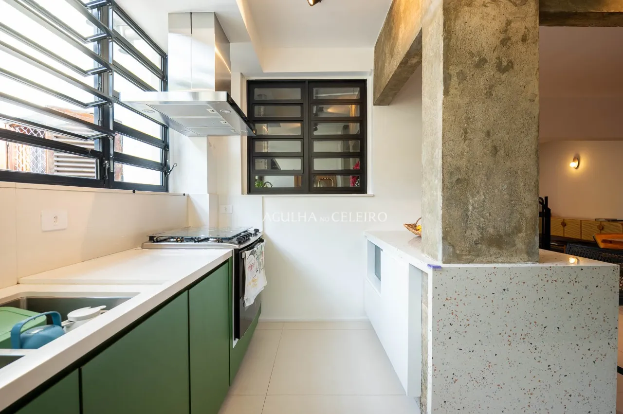 Cobertura em condomínio com personalidade de uma casa à venda no Alto de Pinheiros. – CO0506