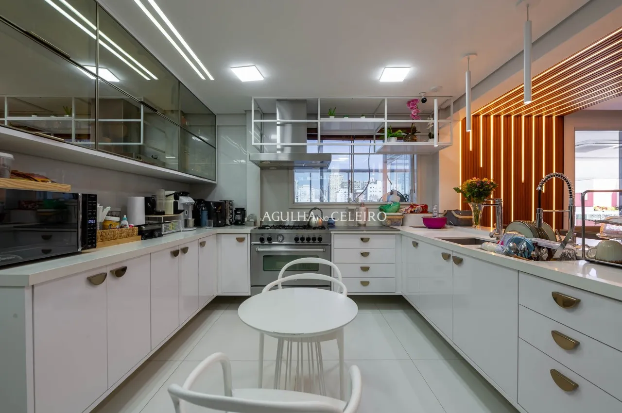 Cobertura de 250 m² em Perdizes: Vista livre, piscina privativa, 4 suítes e 4 vagas – CO0820