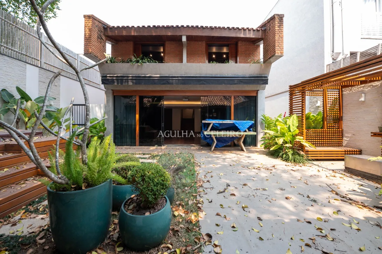 Casa com jardim maravilhoso para locação no Jardim Paulistano. – 17457