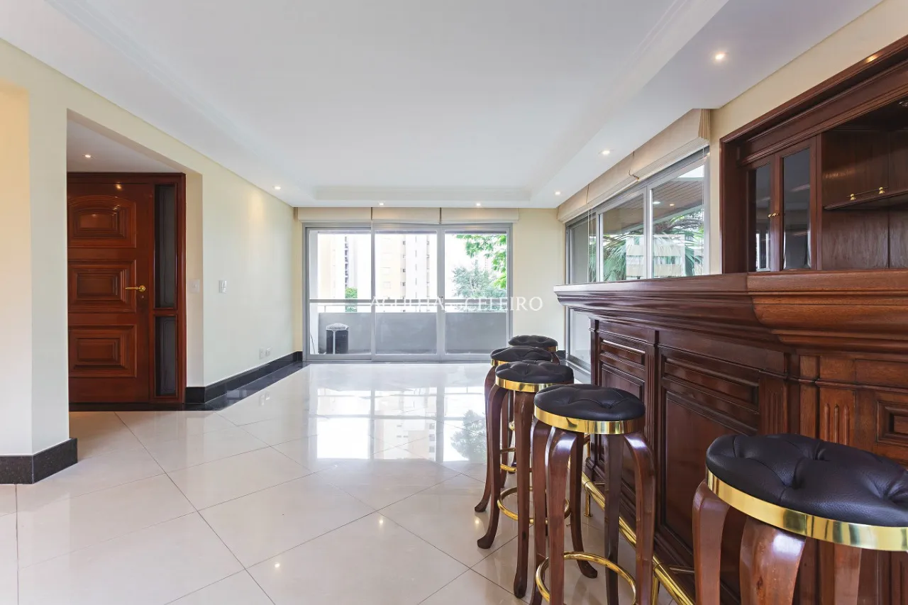 Apartamento espaçoso à venda em Moema – 20036
