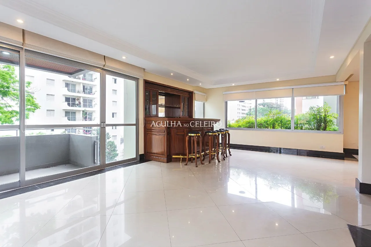 Apartamento espaçoso à venda em Moema – 20036