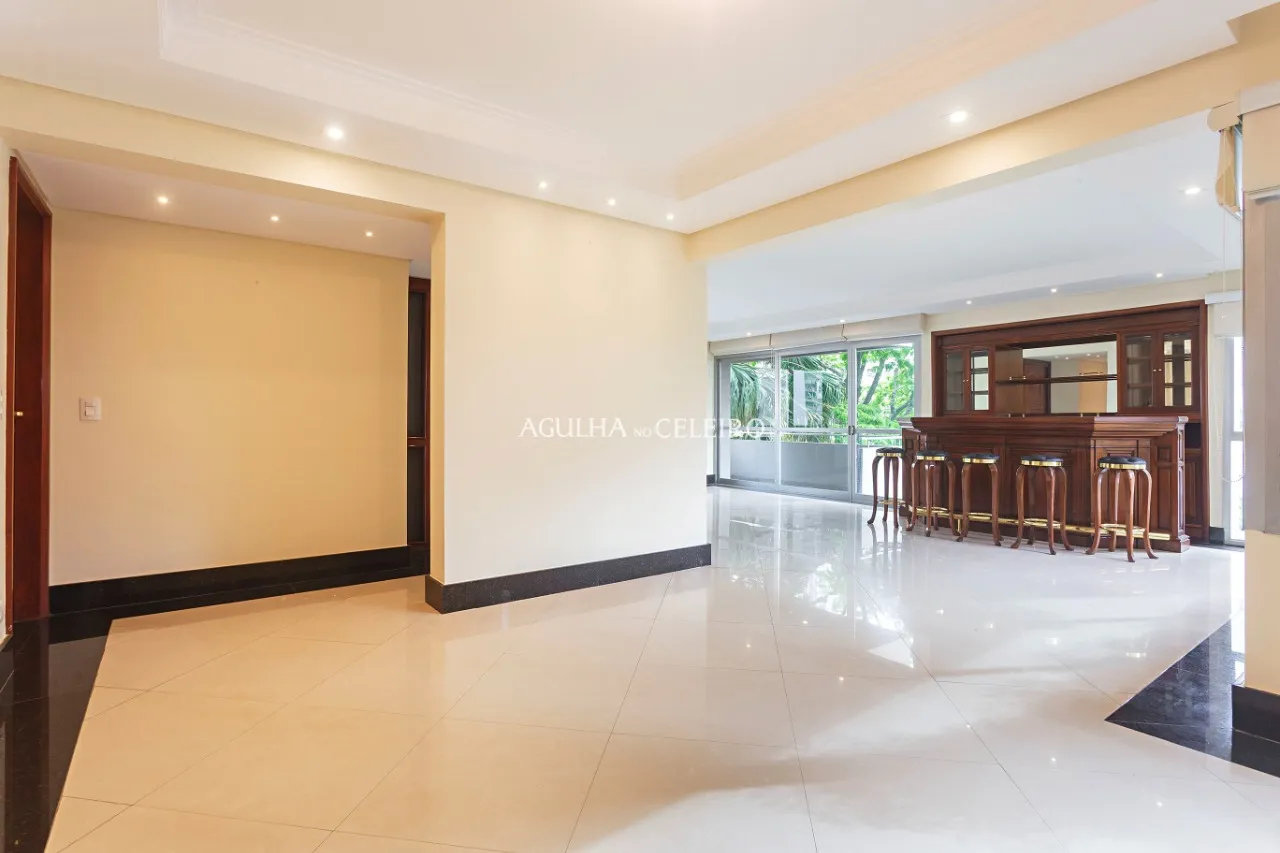 Apartamento espaçoso à venda em Moema – 20036