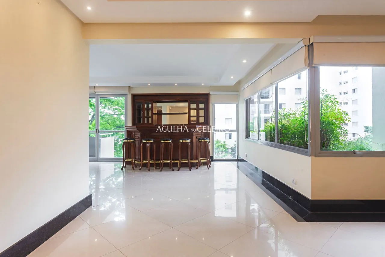 Apartamento espaçoso à venda em Moema – 20036