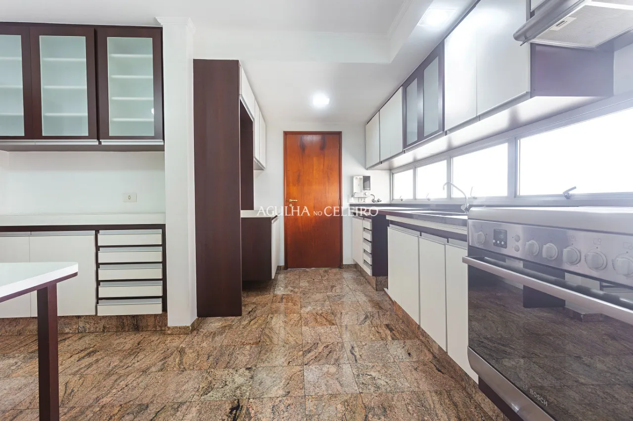 Apartamento espaçoso à venda em Moema – 20036