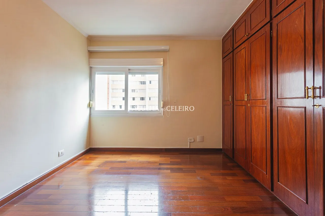 Apartamento espaçoso à venda em Moema – 20036