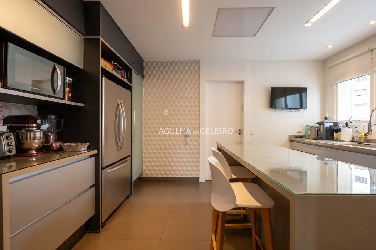 Apartamento Amplo com Varanda em Localização Privilegiada – 21763