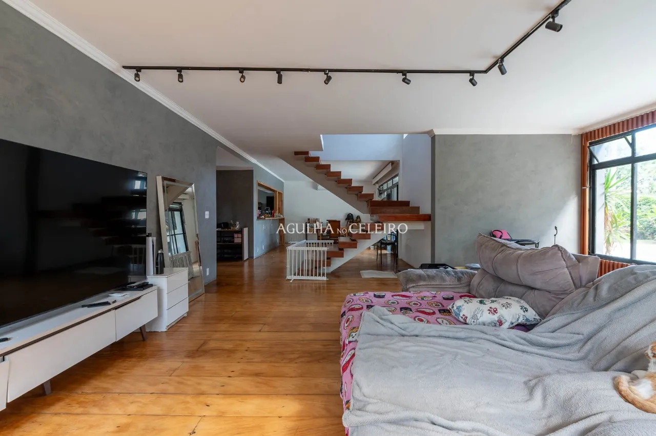 Casa espaçosa com piscina à venda em Alto de Pinheiros – 22479