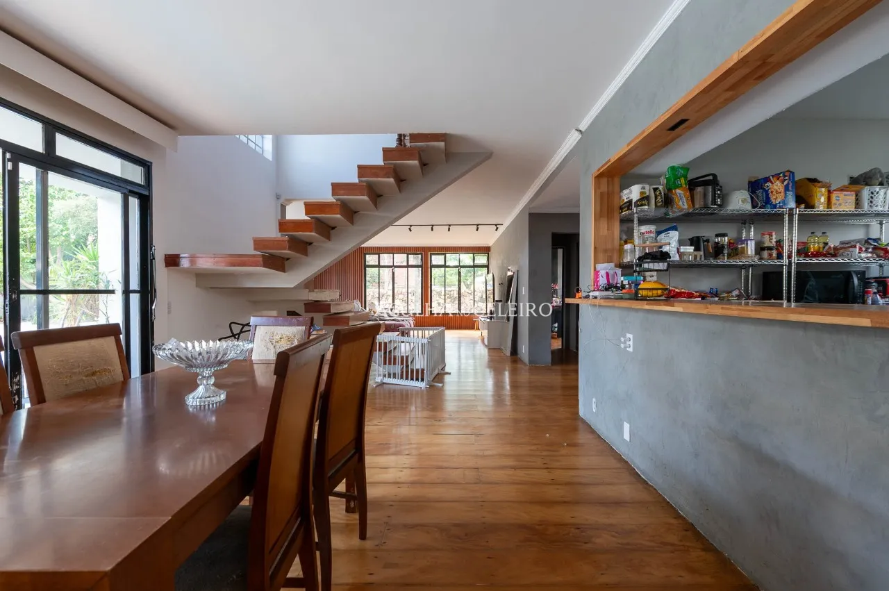 Casa espaçosa com piscina à venda em Alto de Pinheiros – 22479