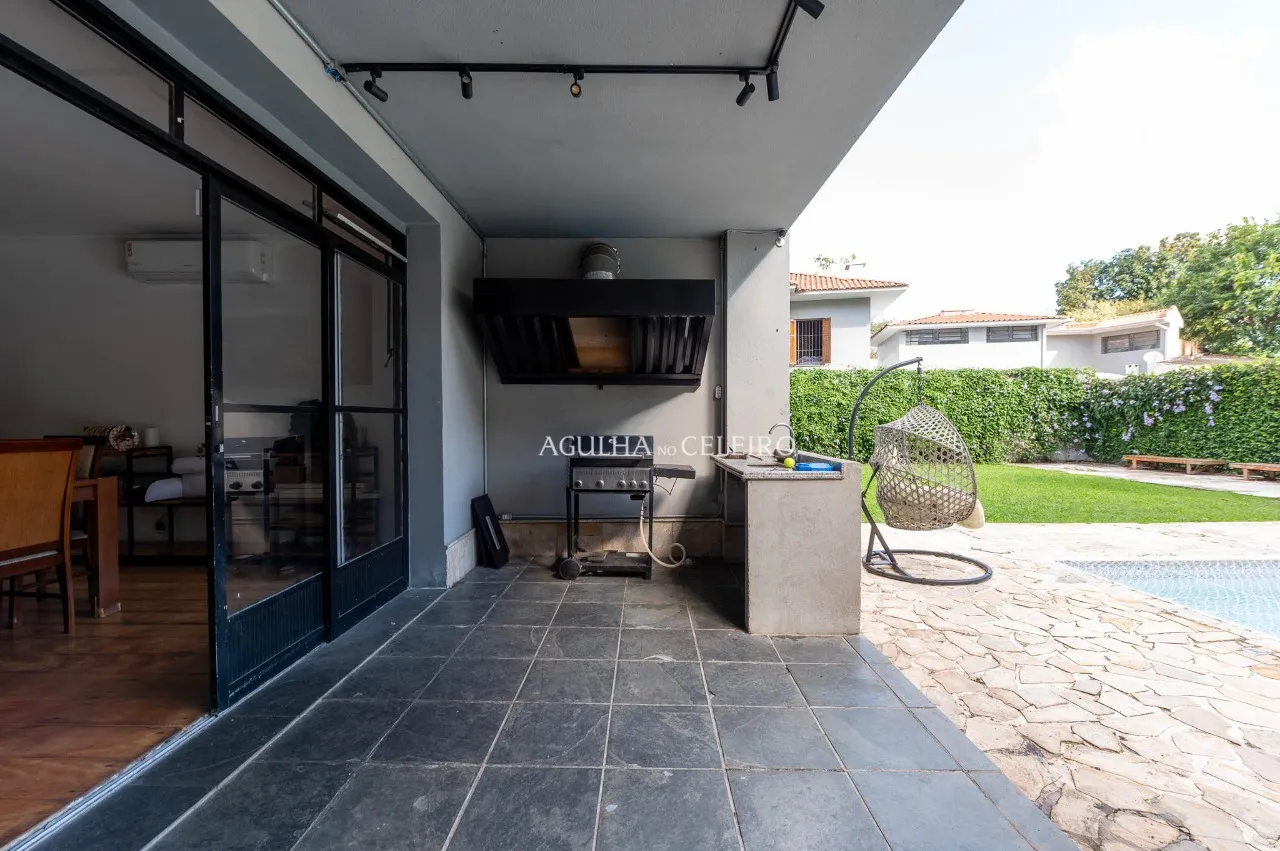Casa espaçosa com piscina à venda em Alto de Pinheiros – 22479