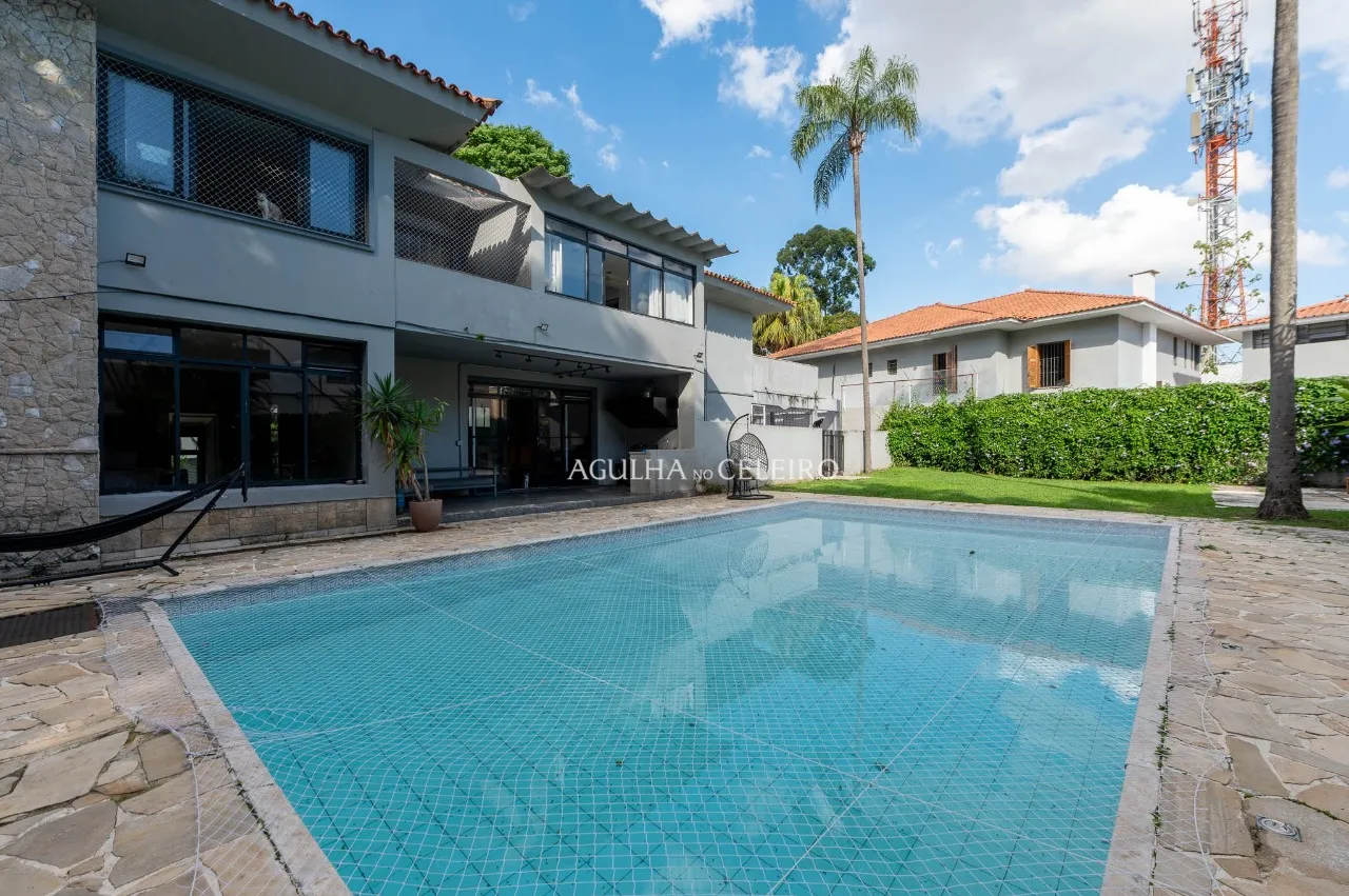 Casa espaçosa com piscina à venda em Alto de Pinheiros – 22479