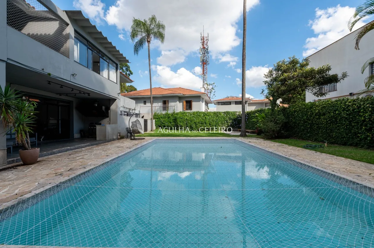 Casa espaçosa com piscina à venda em Alto de Pinheiros – 22479
