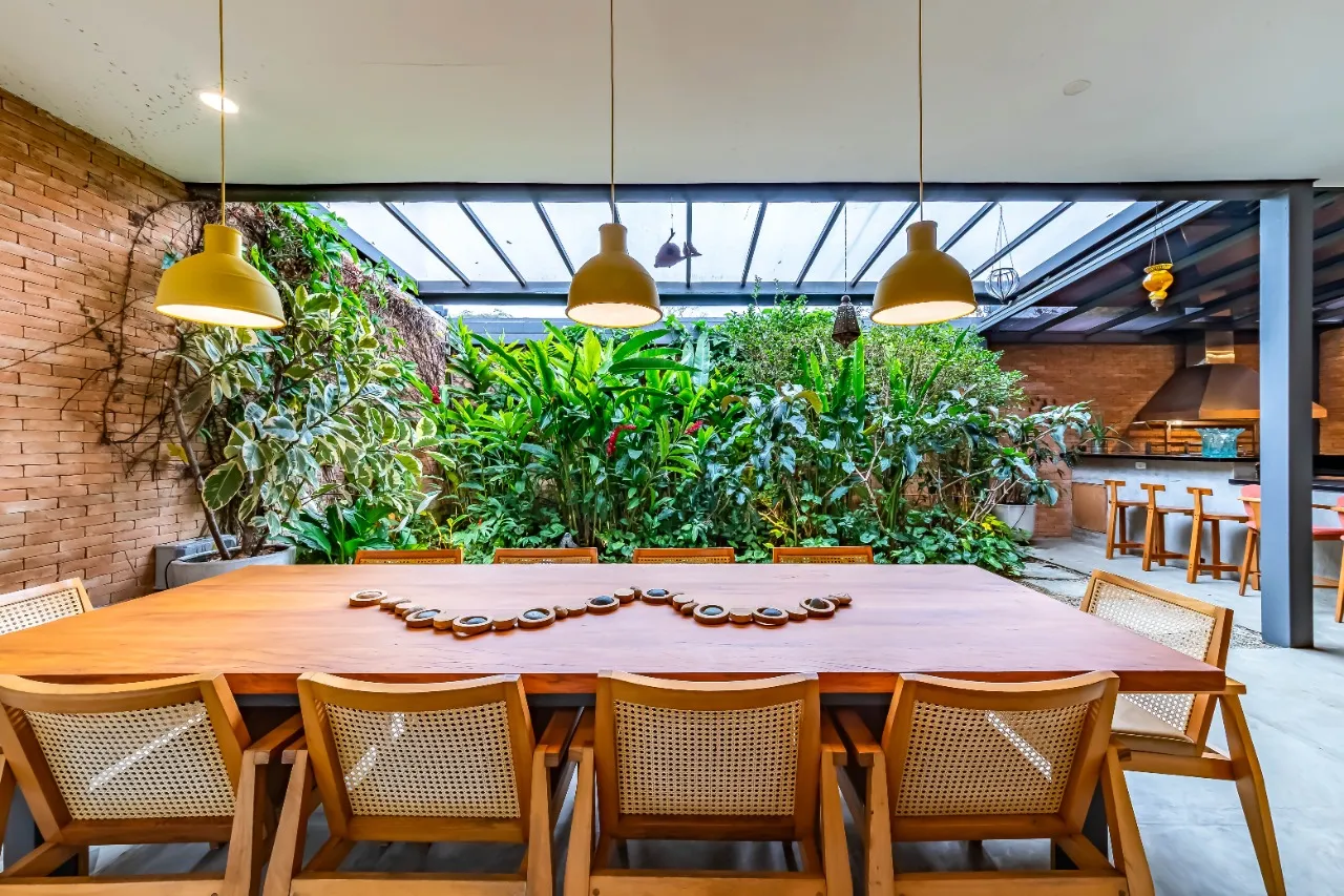 Casa em rua fechada com rooftop, jardim tropical e cozinha integrada, no Alto de Pinheiros. – 22761
