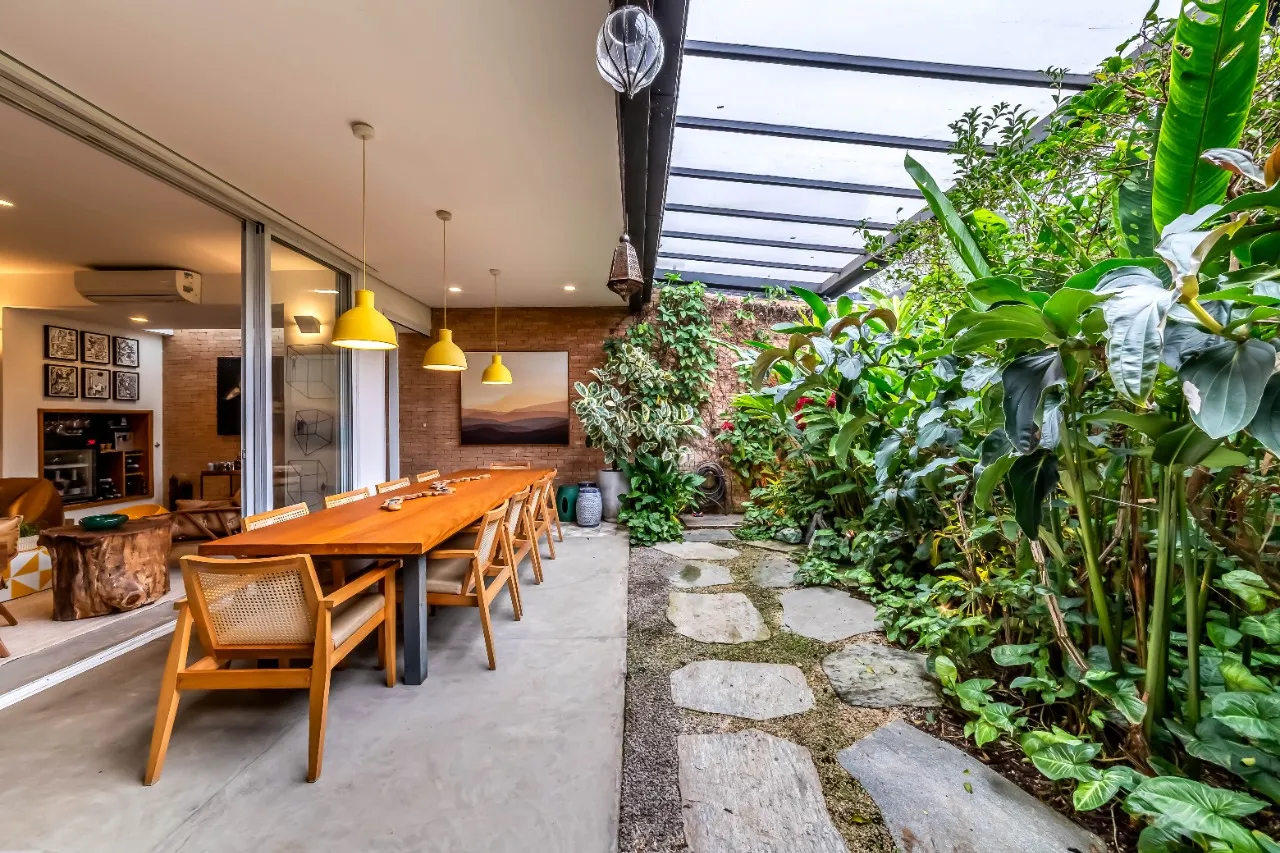 Casa em rua fechada com rooftop, jardim tropical e cozinha integrada, no Alto de Pinheiros. – 22761