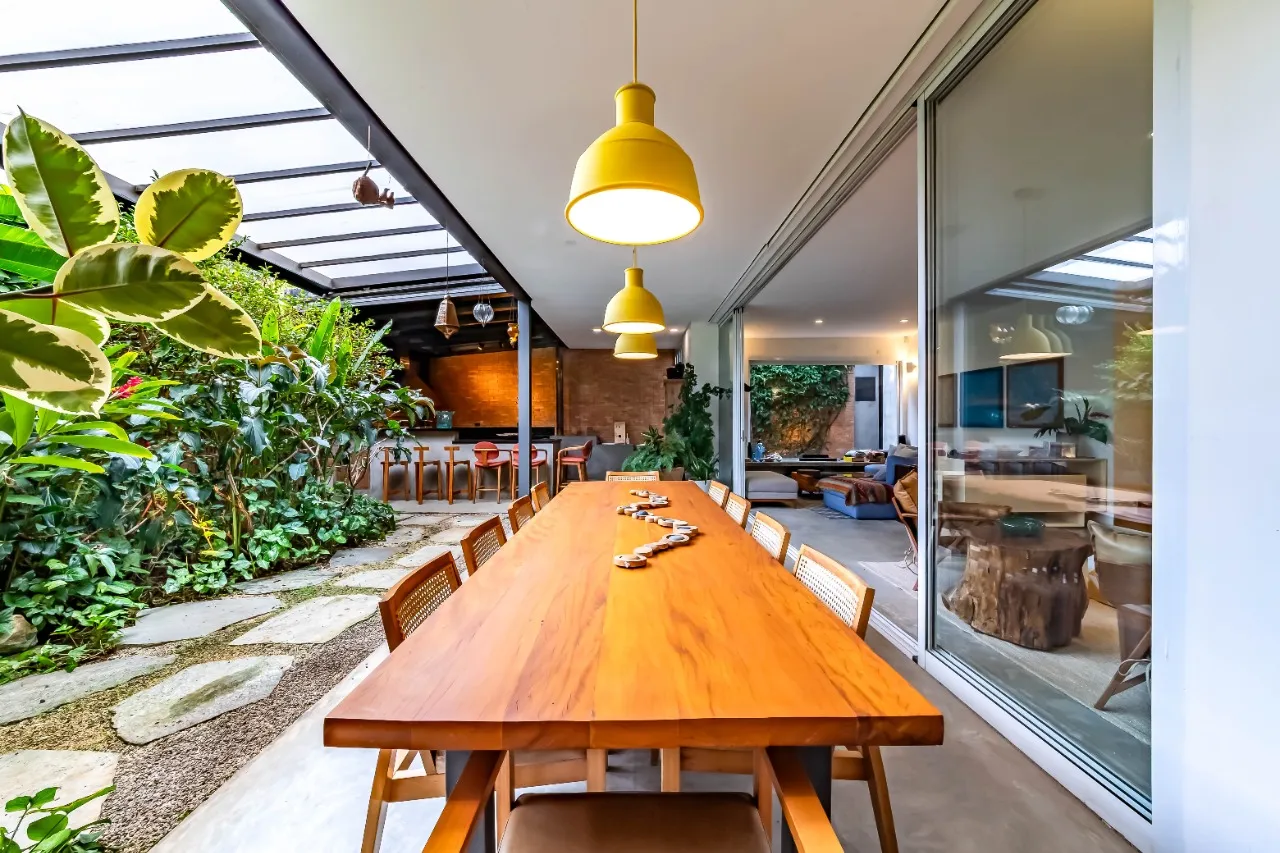 Casa em rua fechada com rooftop, jardim tropical e cozinha integrada, no Alto de Pinheiros. – 22761