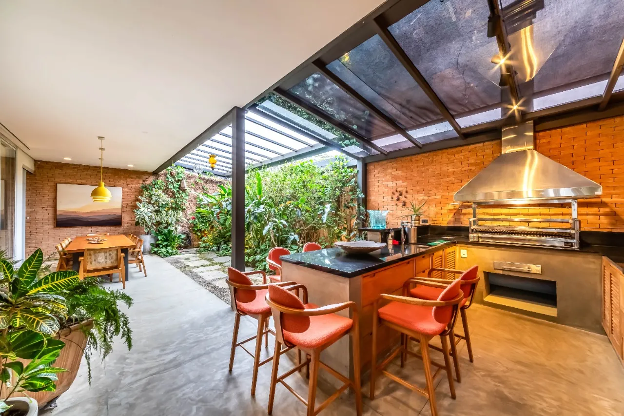 Casa em rua fechada com rooftop, jardim tropical e cozinha integrada, no Alto de Pinheiros. – 22761