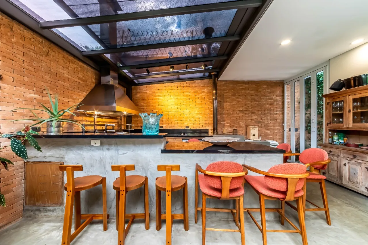 Casa em rua fechada com rooftop, jardim tropical e cozinha integrada, no Alto de Pinheiros. – 22761