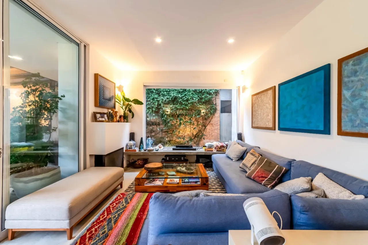 Casa em rua fechada com rooftop, jardim tropical e cozinha integrada, no Alto de Pinheiros. – 22761