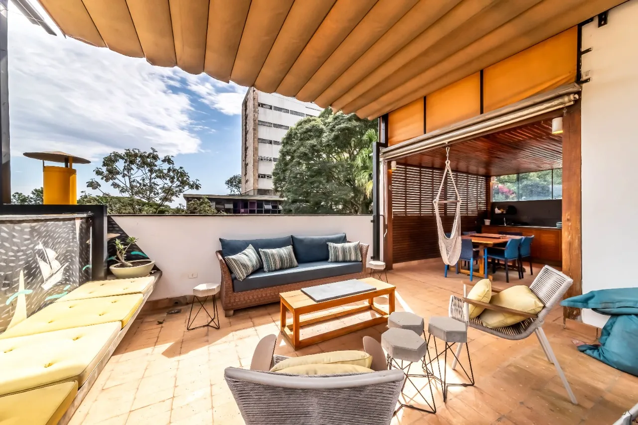 Casa em rua fechada com rooftop, jardim tropical e cozinha integrada, no Alto de Pinheiros. – 22761